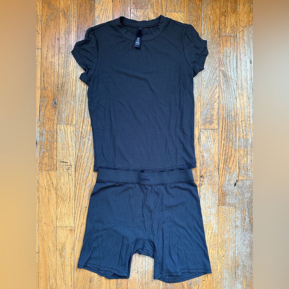 Skims Soft Lounge Graphite shorts and tee set sz s